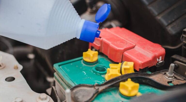 Es necesario usar agua destilada en la baterÃa de mi carro 9 bateria de carro con agua destilada