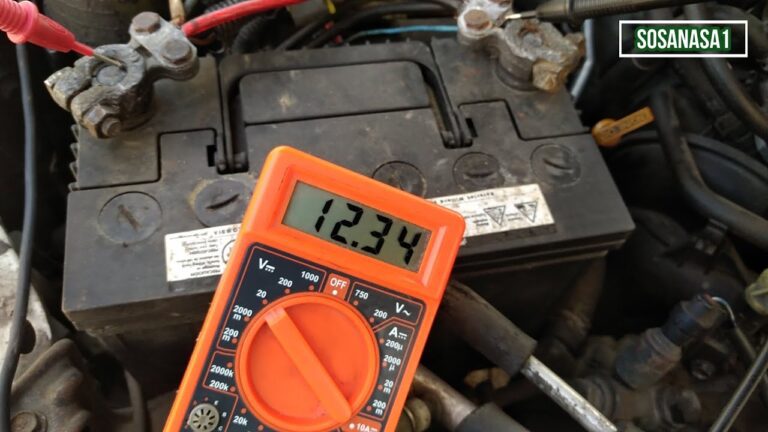 bateria de carro con multimetro midiendo