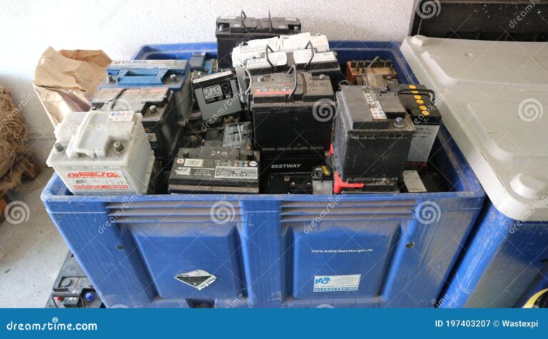 bateria portatil en un recipiente de reciclaje