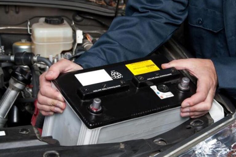 baterias de auto en un taller mecanico