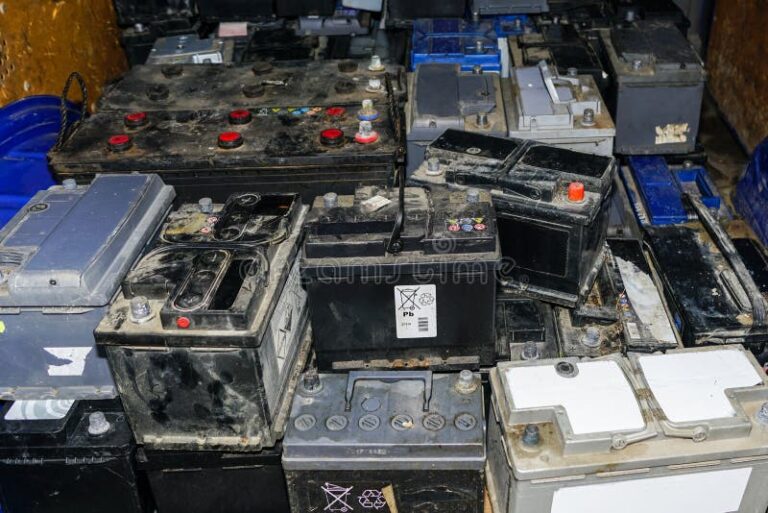 baterias usadas apiladas en un deposito