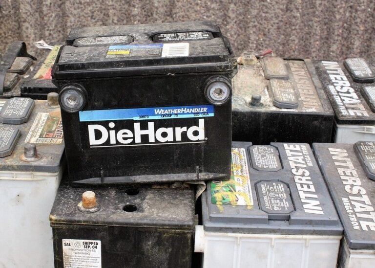 baterias usadas en un mercado de reciclaje