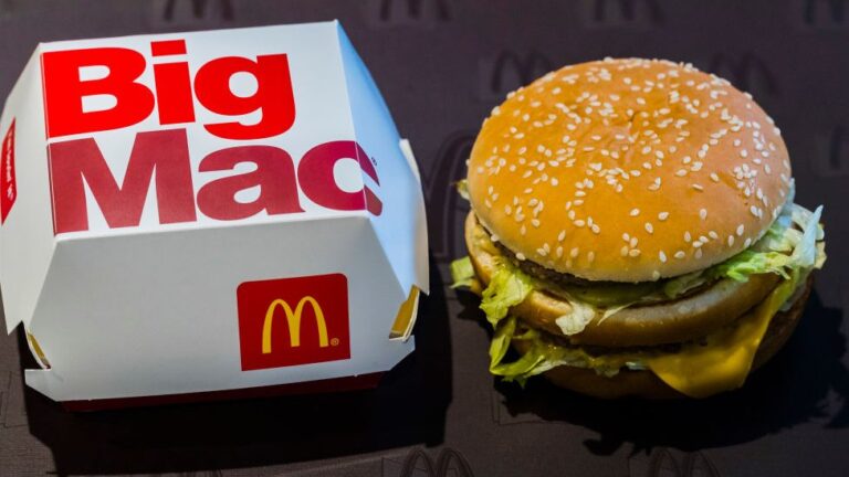 Qué Sorprendente Sabor Tiene la Big Mac en un Gran DÃa 8 big mac sobre una mesa festiva