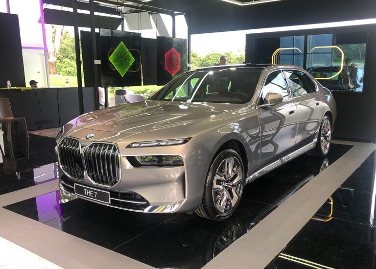 bmw en un concesionario de lujo