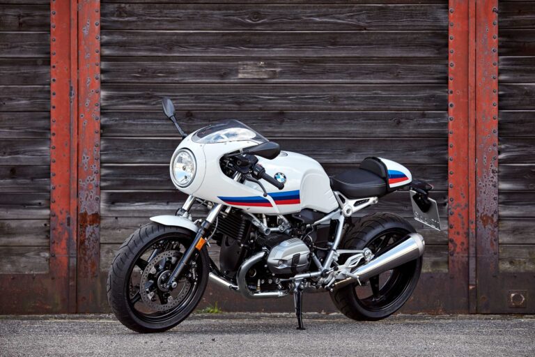 bmw r ninet racer en una carretera