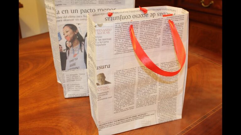 bolsa artesanal hecha con periodico reciclado
