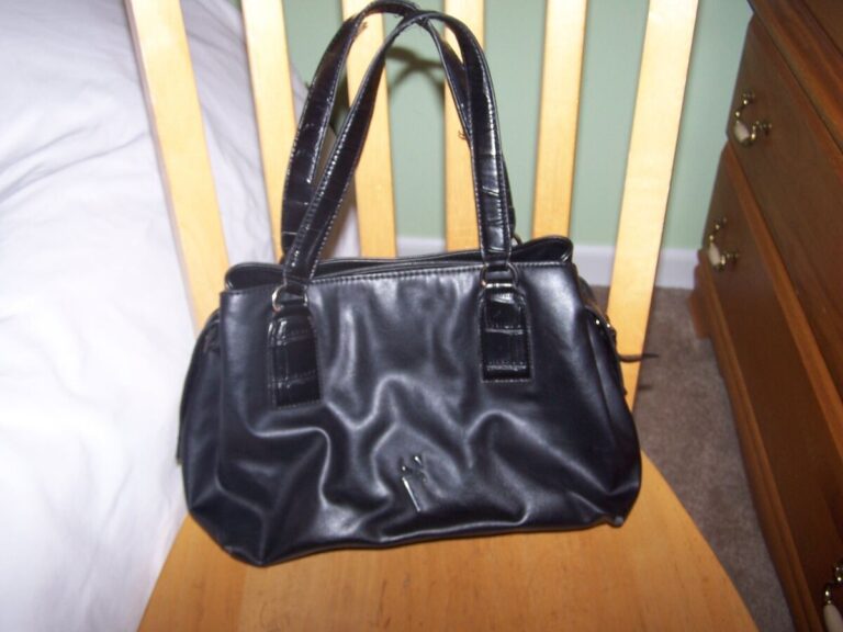 bolsa negra con ropa donada en manos