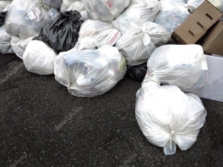 bolsas de basura apiladas en un mercado