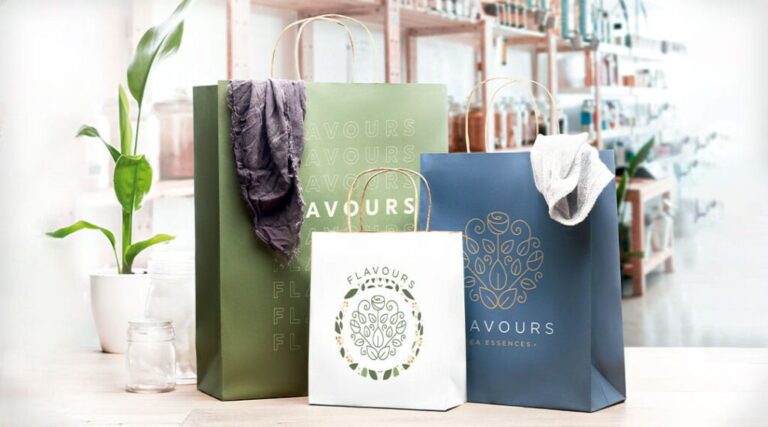 bolsas de papel kraft en un entorno comercial