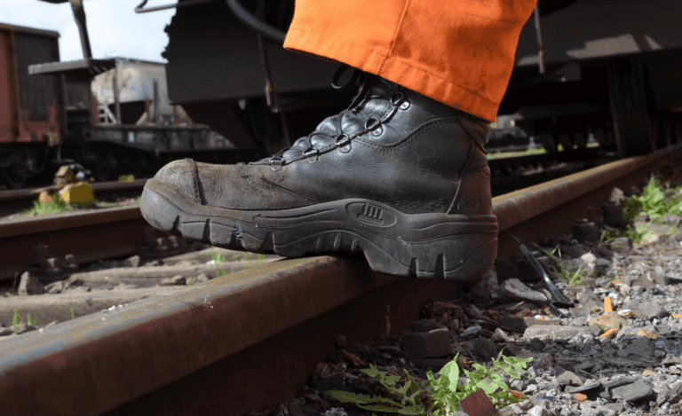 botas de seguridad en ambiente industrial