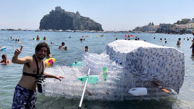 bote de botellas recicladas en el agua