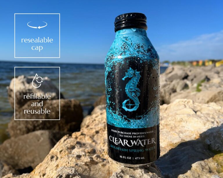 botella de agua reutilizable en la naturaleza