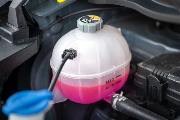 botella de anticongelante y motor de coche