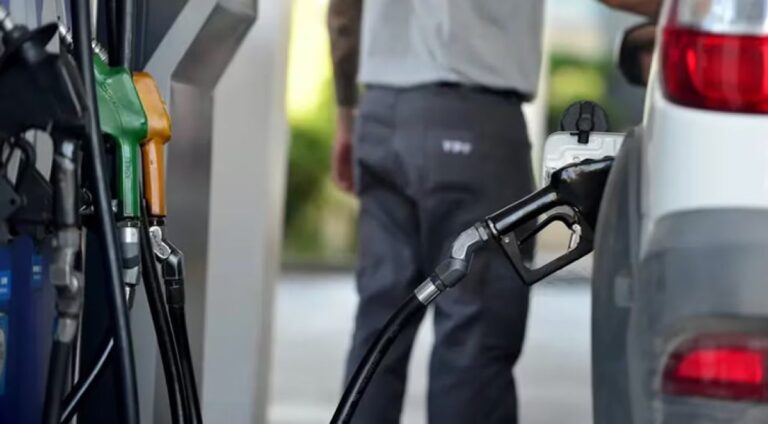 botella de gasolina y nafta en el surtidor