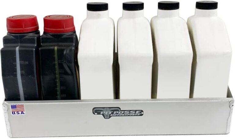 botellas de aceite de motor en estanteria