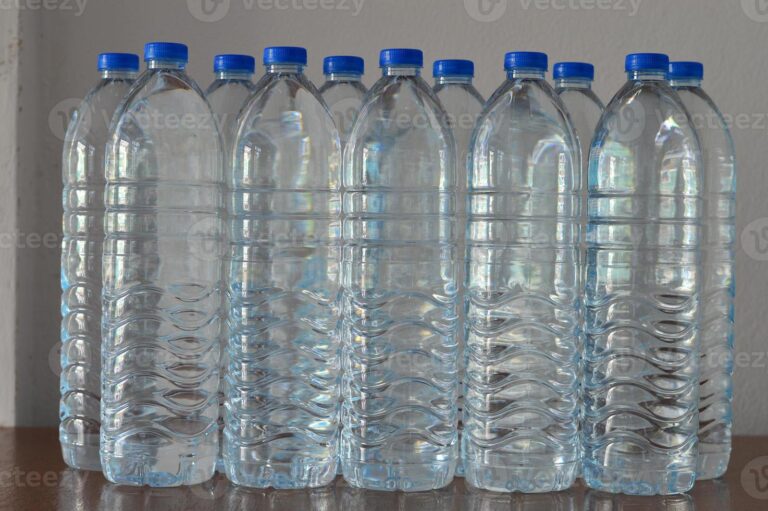 Cuántas botellas de agua equivalen a un litro en mililitros 6 botellas de agua sobre una mesa