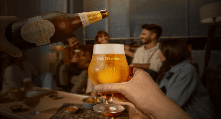 Qué caracterÃsticas tiene el Club Colombia Edición Especial 2 botellas de cerveza club colombia en un bar