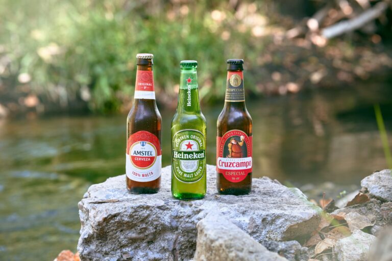 Qué acciones de responsabilidad social realiza CervecerÃa Cuauhtémoc Moctezuma 18 botellas de cerveza en un entorno natural