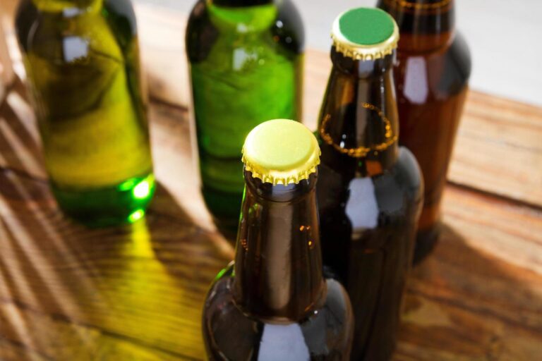 Cuál es la cerveza con más alcohol disponible en Colombia 27 botellas de cerveza en una mesa