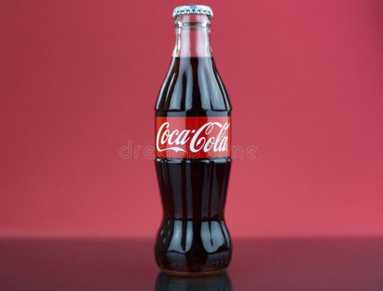 Cuál es el código Pantone del rojo de Coca Cola 1 botellas de coca cola en fondo rojo