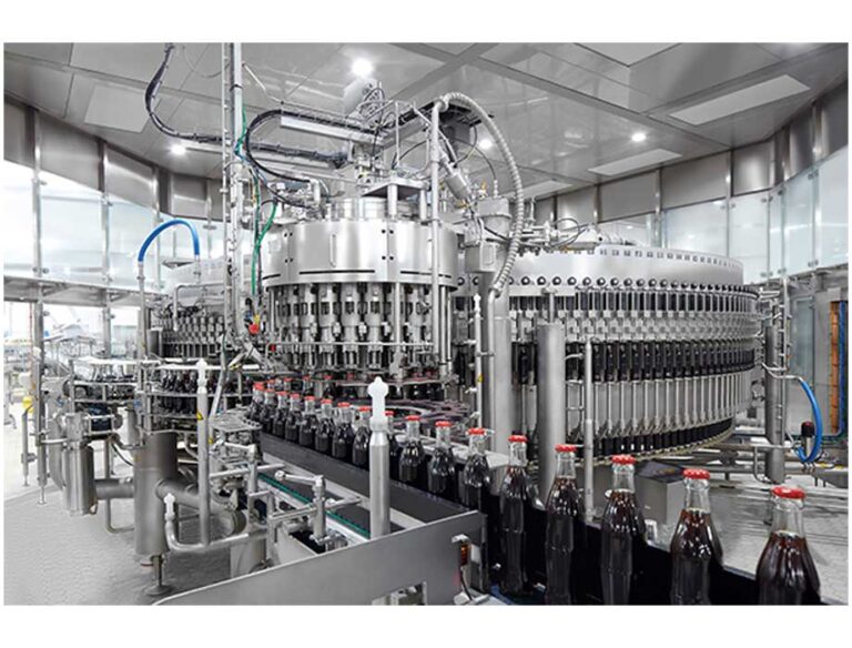 botellas de coca cola en una linea de produccion