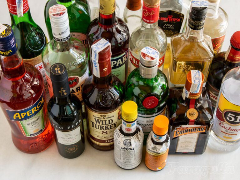 botellas de licores colombianos variados