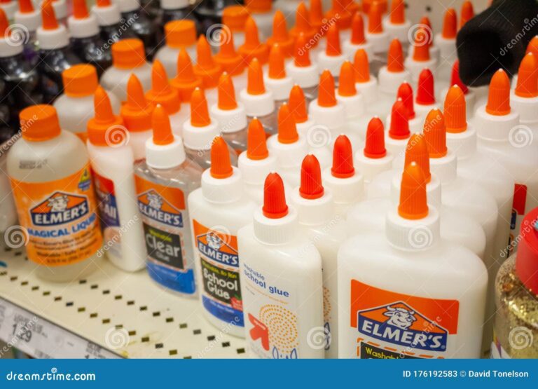 botellas de pegamento en estante de tienda