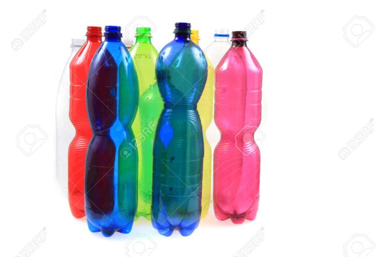 Dónde encontrar imágenes de botellas de PET en formato PNG 9 botellas de pet en fondo blanco