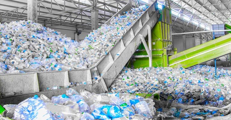 botellas de plastico pp en proceso de reciclaje