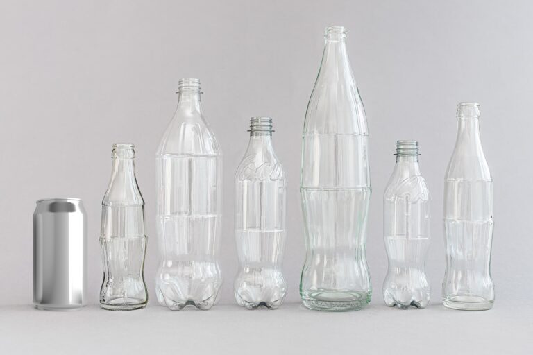 botellas reciclables de coca cola en naturaleza