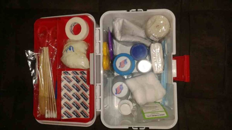 botiquin de primeros auxilios abierto y organizado