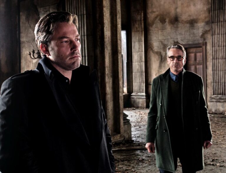 bruce wayne y alfred en la oscuridad