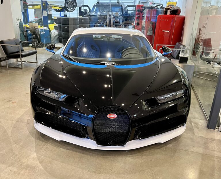 bugatti veyron en un taller de tuning