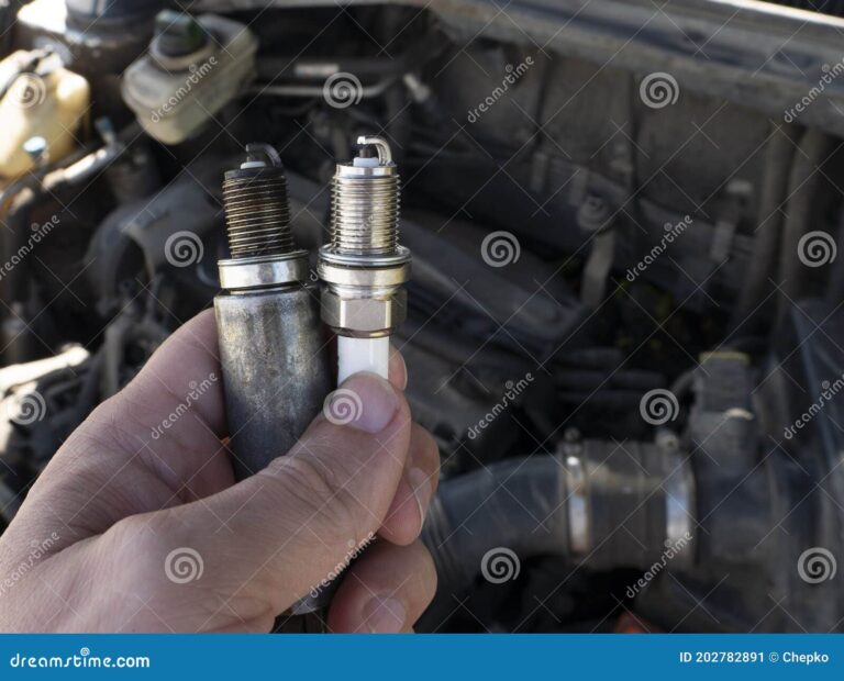 bujias sobre fondo de motor