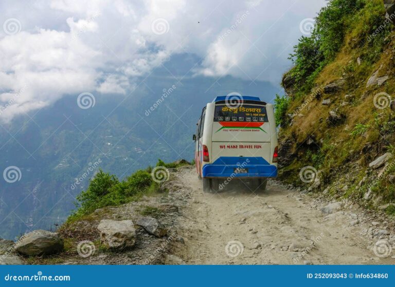 buses coloridos en una carretera montanosa