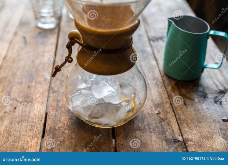 Qué beneficios tiene el café en botella de vidrio para tu salud 25 cafe en botella de vidrio sobre mesa