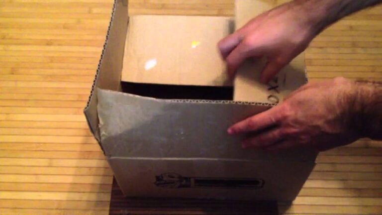 caja de mudanza abierta en un hogar