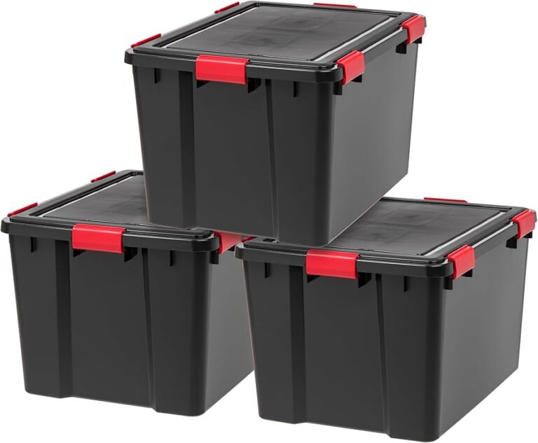 caja de plastico resistente en un entorno industrial
