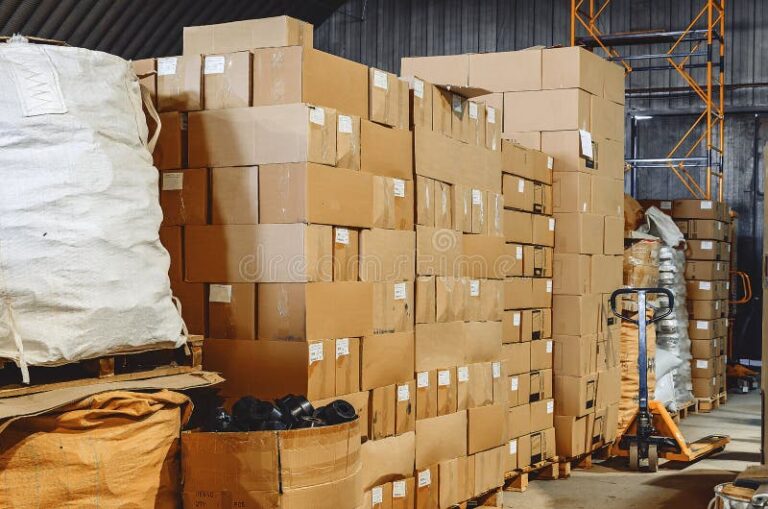 cajas de carton apiladas en un almacen 1