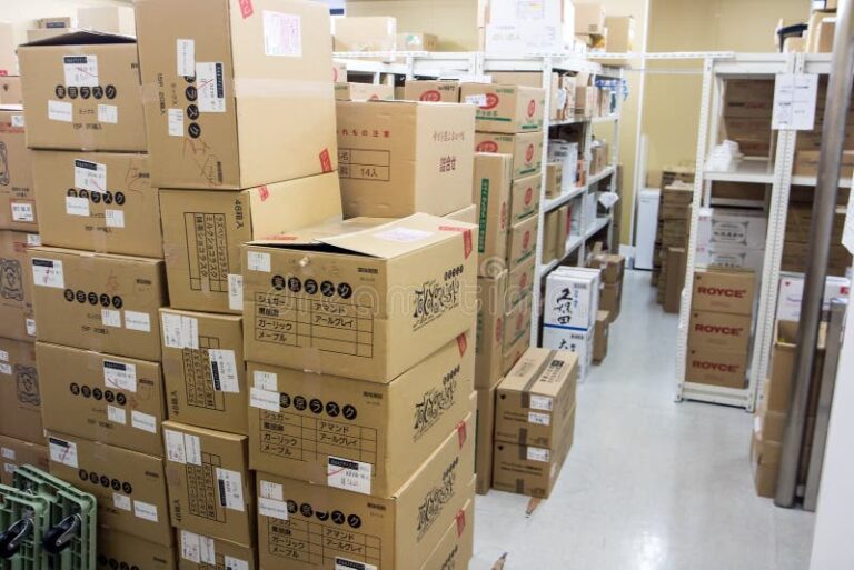 cajas de carton apiladas en una tienda