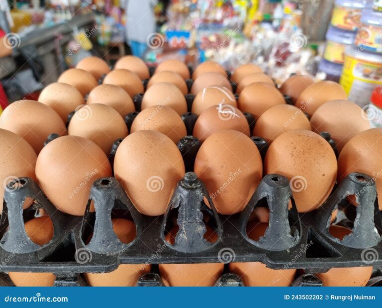 cajas de huevo apiladas en un mercado