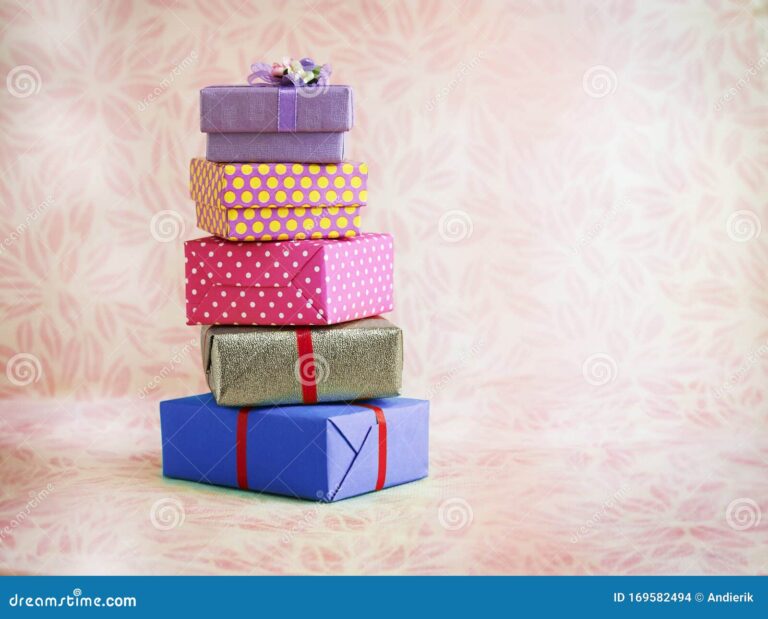 cajas de regalo coloridas apiladas