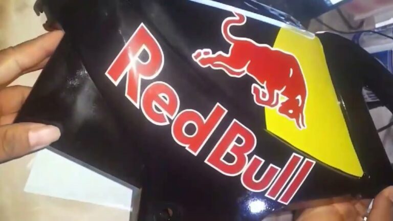calcomanias de red bull en una moto
