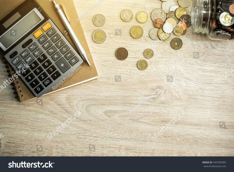 calculadora y etiquetas sobre una mesa