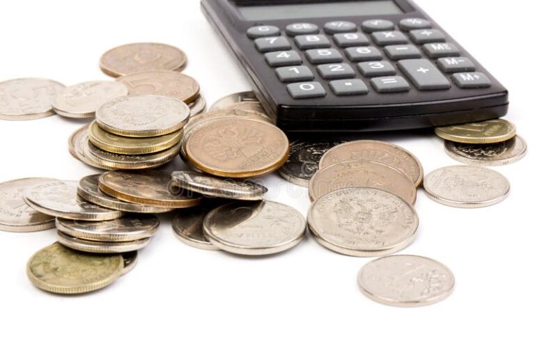 Existen descuentos disponibles para las multas federales en México 22 calculadora y monedas sobre fondo blanco
