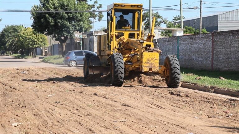 calle en reparacion con maquinaria pesada