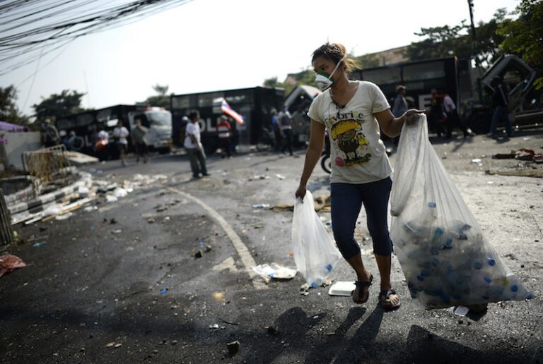 calles limpias con personas recolectando basura