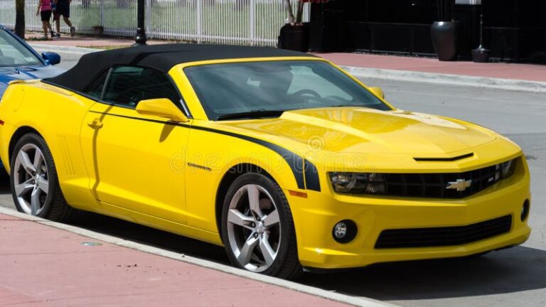 camaro amarillo brillante en paisaje urbano
