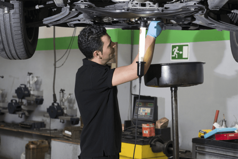 cambio de aceite en un taller mecanico