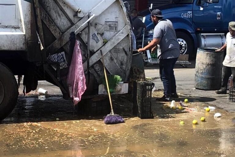 camion de basura derramando desechos en calle